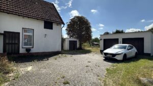Hof mit Eingang und Doppelgarage