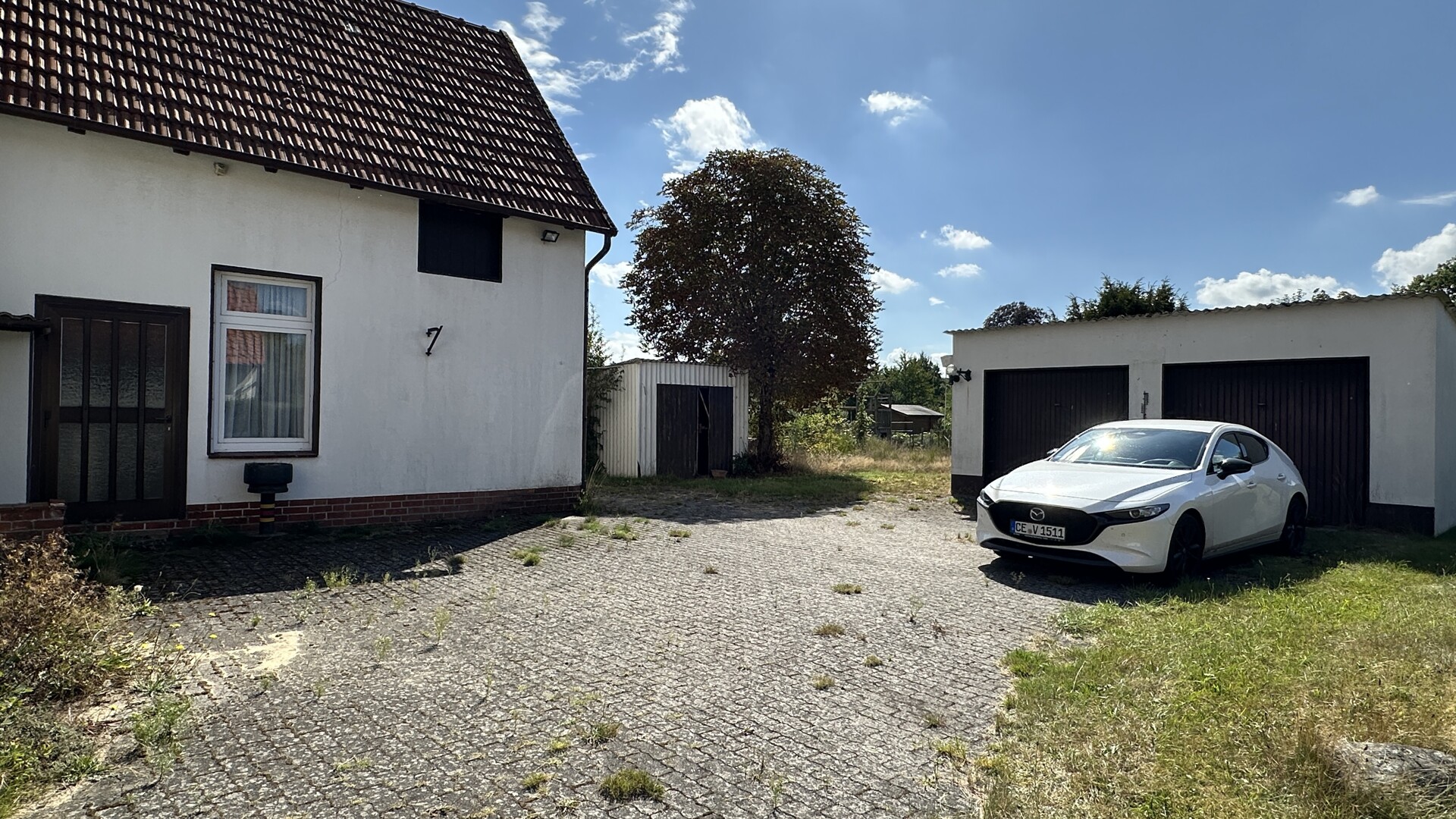 Hof mit Eingang und Doppelgarage