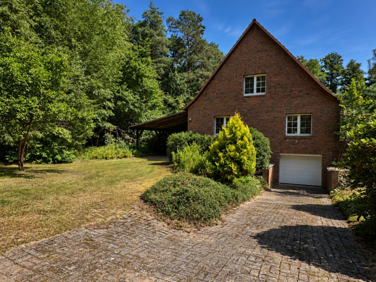 Rückansicht mit Tiefgarage