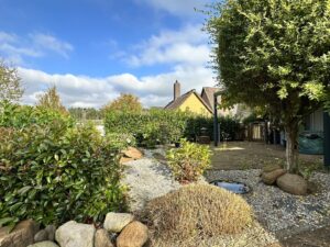 Terrasseneinfassung mit Mix als Pflanzen und Stein