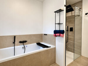 Moderne Dusche und Badewanne