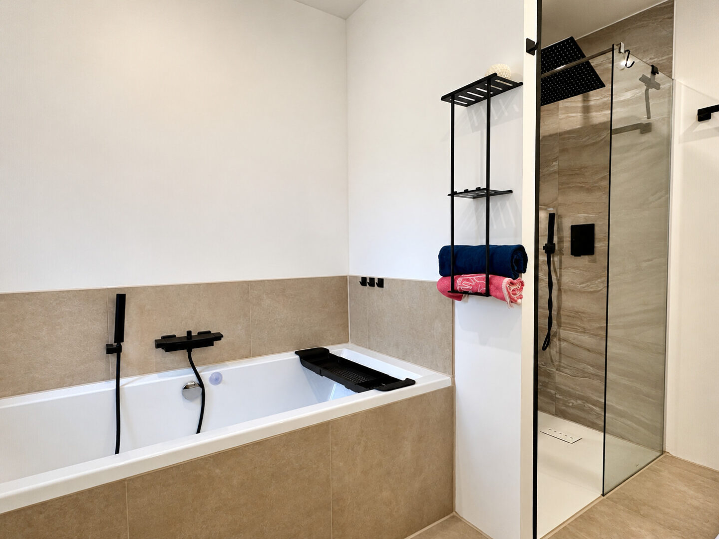 Moderne Dusche und Badewanne