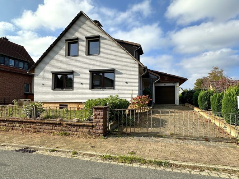 Hausansicht mit Garage