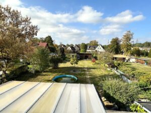 Blick über den Garten vom Stehbalkon