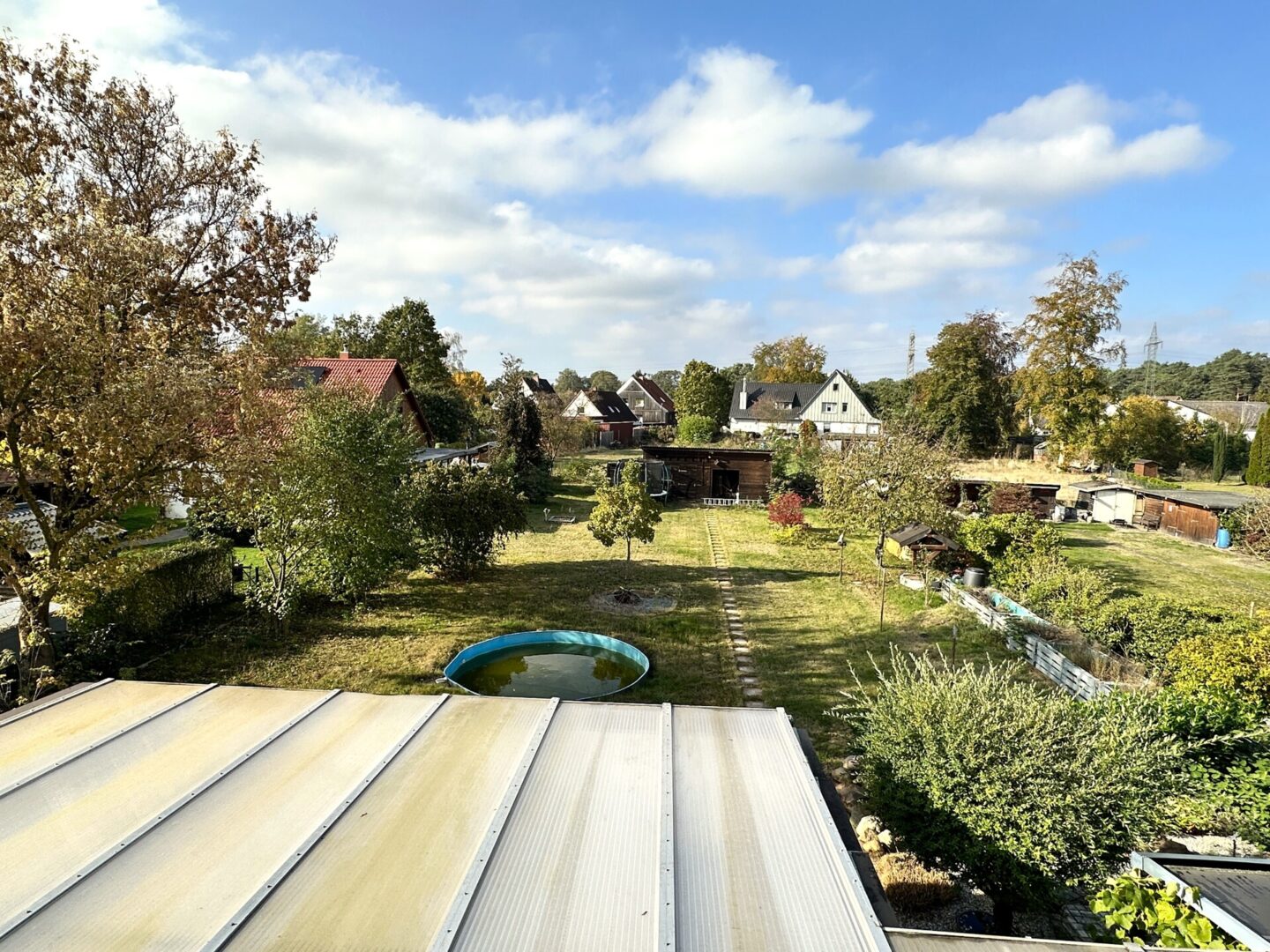 Blick über den Garten vom Stehbalkon