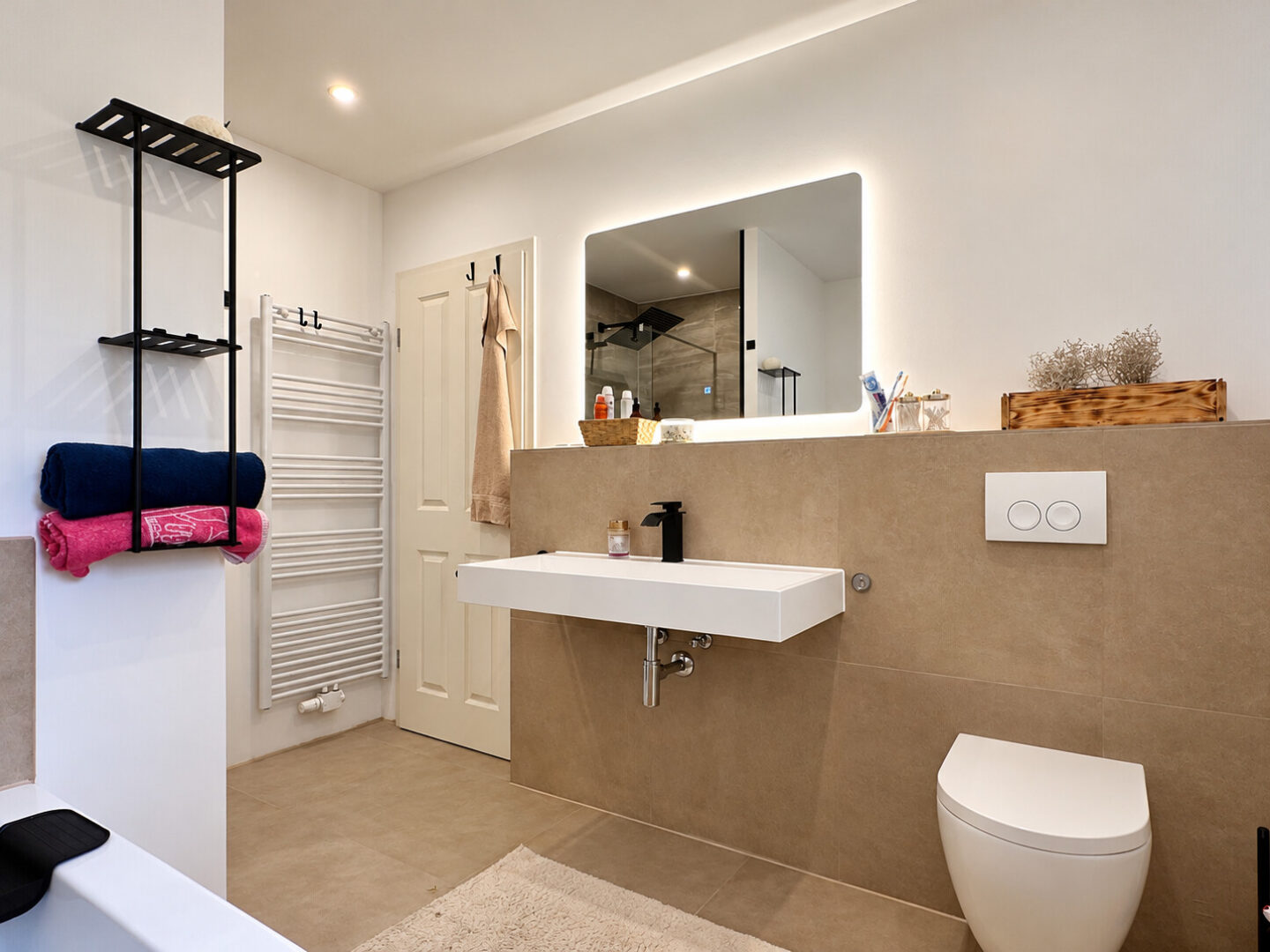 Modernes Badezimmer in warmen Tönen